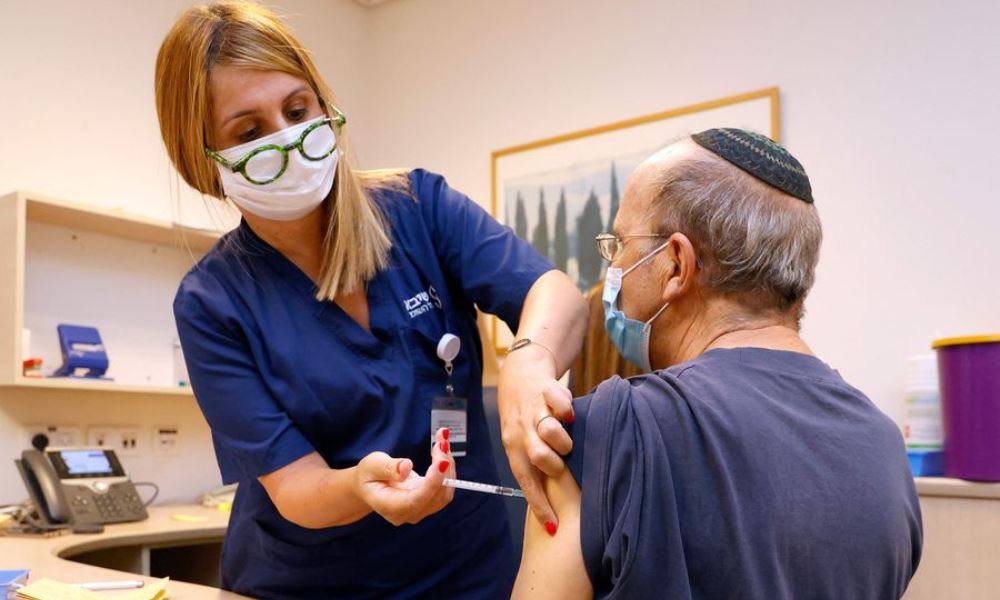 Israel implementa una tercera dosis en adultos inmunodeprimidos. Israel implementa una tercera dosis en adultos inmunodeprimidos.
