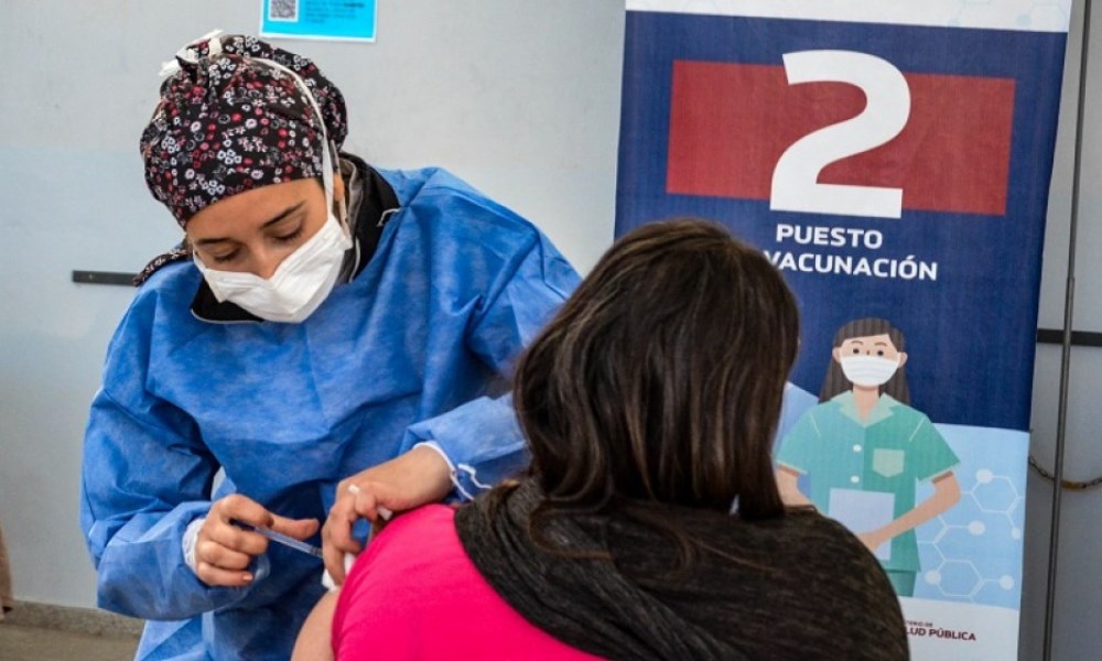 Mayores de 50 años ya pueden colocarse la segunda dosis de Sinopharm o AstraZeneca por demanda espontánea. Mayores de 50 años ya pueden colocarse la segunda dosis de Sinopharm o AstraZeneca por demanda espontánea.