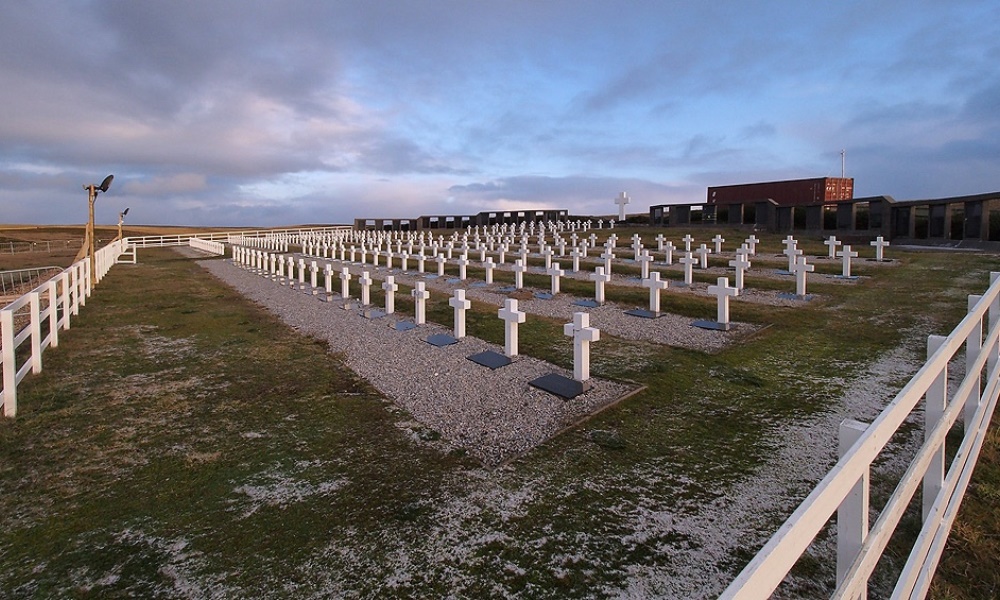 El Gobierno firmó un acuerdo para buscar e identificar tumbas de guerra en las Islas Malvinas. El Gobierno firmó un acuerdo para buscar e identificar tumbas de guerra en las Islas Malvinas.
