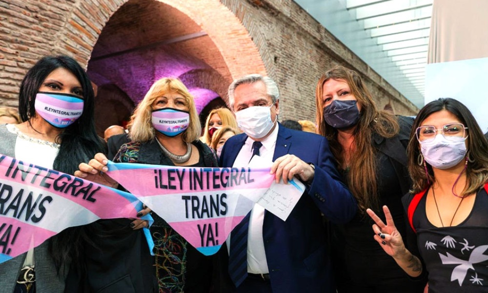 Alberto Fernández promulgó la ley laboral travestis – trans: «La mejor Argentina es la que da derechos». Alberto Fernández promulgó la ley laboral travestis – trans: «La mejor Argentina es la que da derechos».