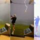 Una bola de golf lanzada por un joven es fulminada en el aire por un rayo.