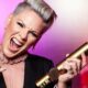 Pink se ofreció a pagar las multas al equipo femenino noruego que se negó a usar bikini.