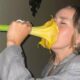 Una tiktoker inhaló el aroma de una flor venenosa.