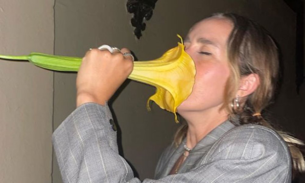 Una tiktoker inhaló el aroma de una flor venenosa. Una tiktoker inhaló el aroma de una flor venenosa.