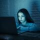 Alertan sobre una modalidad de violencia de género: acoso online.