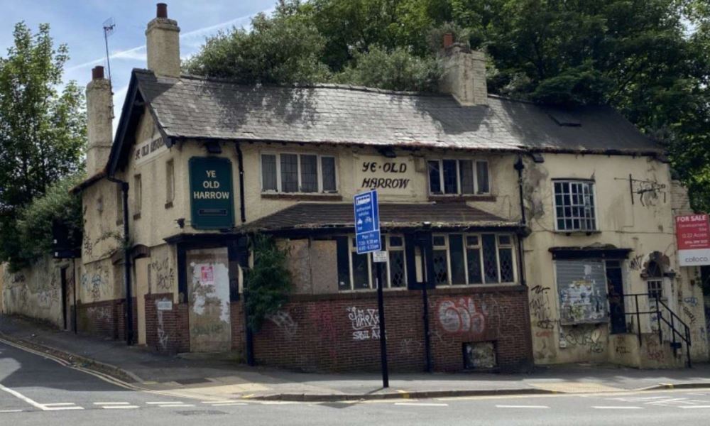 Venden un bar abandonado que incluye un fantasma borracho. Venden un bar abandonado que incluye un fantasma borracho.