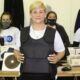 Rosario: Una precandidata a concejal reparte chalecos antibalas.