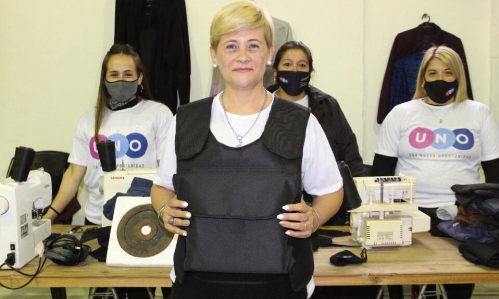 Rosario: Una precandidata a concejal reparte chalecos antibalas. Rosario: Una precandidata a concejal reparte chalecos antibalas.