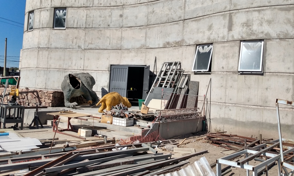 El Instituto y Museo de Ciencias Naturales traslada sus dinosaurios a un nuevo edificio. El Instituto y Museo de Ciencias Naturales traslada sus dinosaurios a un nuevo edificio.