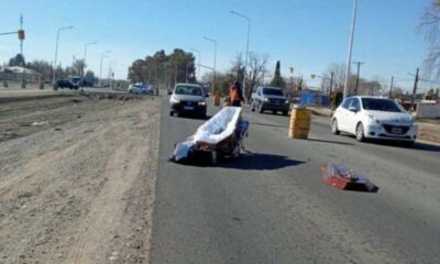 Neuquén: Un coche fúnebre perdió un ataúd en plena ruta.