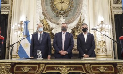 Alberto Fernández les toma juramento a los nuevos ministros Jorge Taiana y Juan Horacio Zabaleta.
