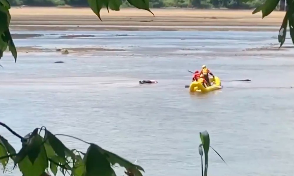 Pensaron que estaba muerto, pero el hombre solo dormía una siesta en el río. Pensaron que estaba muerto, pero el hombre solo dormía una siesta en el río.