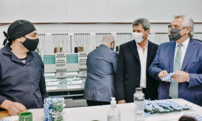 Alberto Fernández visitó junto a Uñac la empresa textil Vesuvio.