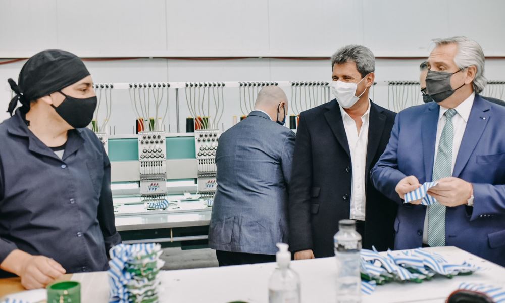 Alberto Fernández visitó junto a Uñac la empresa textil Vesuvio. Alberto Fernández visitó junto a Uñac la empresa textil Vesuvio.