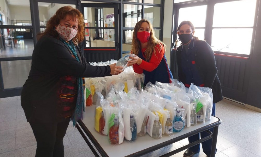 3400 kits sanitizantes fueron entregados a alumnos de gestión estatal y privada. 3400 kits sanitizantes fueron entregados a alumnos de gestión estatal y privada.