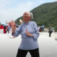 La “abuela del kungfú” a sus activos 98 años logra éxito en Youtube.