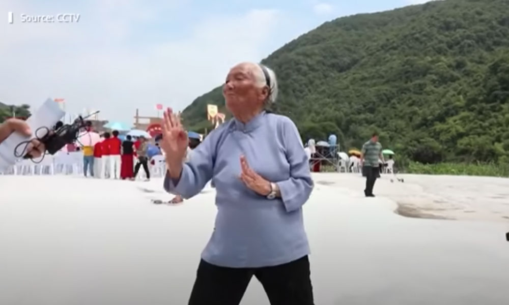 La “abuela del kungfú” a sus activos 98 años logra éxito en Youtube. La “abuela del kungfú” a sus activos 98 años logra éxito en Youtube.