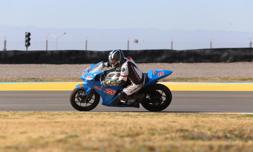 Jóvenes motociclistas sanjuaninos en el exterior. Jóvenes motociclistas sanjuaninos en el exterior.