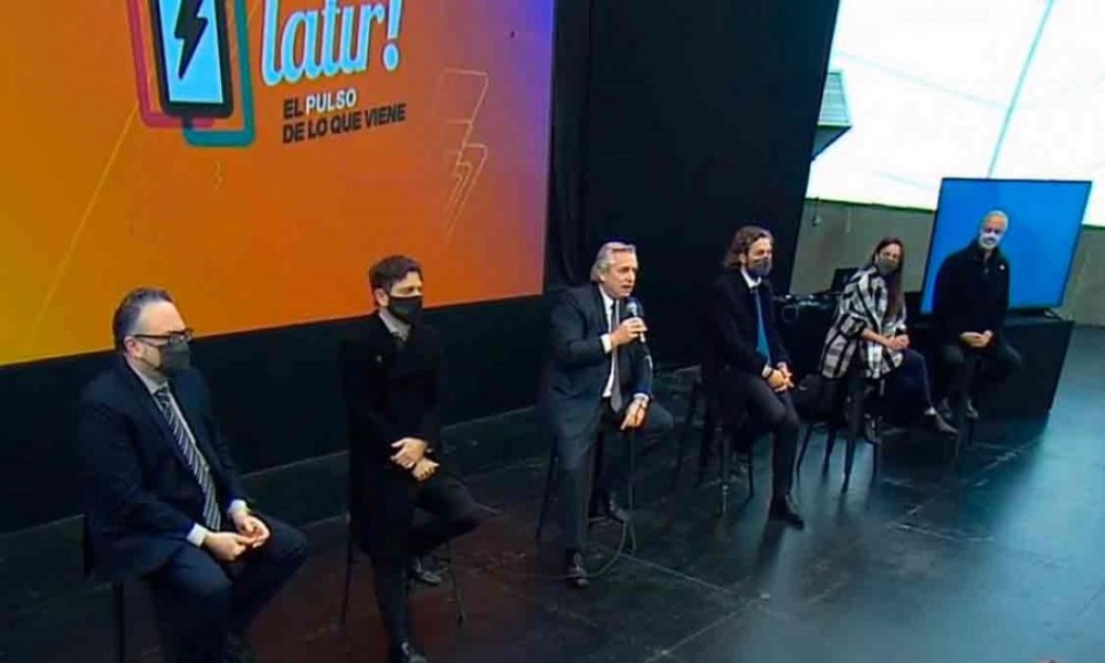 Kulfas: «Las oportunidades de trabajo están acá, en la industria del software hay 9.000 búsquedas activas esperándolos». Kulfas: «Las oportunidades de trabajo están acá, en la industria del software hay 9.000 búsquedas activas esperándolos».