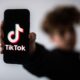 Desafío de TikTok: Dos niñas caminaban solas por la calle de madrugada.