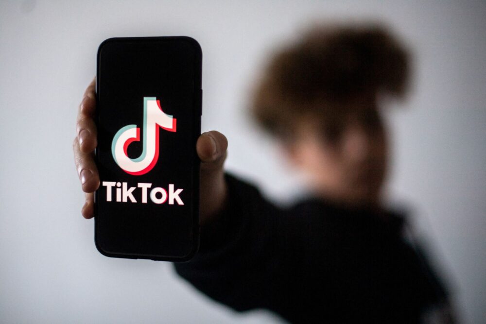 Desafío de TikTok: Dos niñas caminaban solas por la calle de madrugada. Desafío de TikTok: Dos niñas caminaban solas por la calle de madrugada.