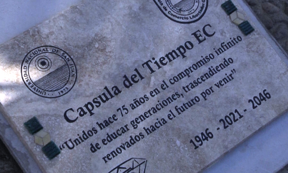 En su 75° aniversario la Escuela de Comercio preparó una Cápsula del Tiempo. En su 75° aniversario la Escuela de Comercio preparó una Cápsula del Tiempo.
