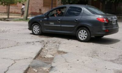 Un bache en una calle de  Rivadavia ocasionó un accidente vial.