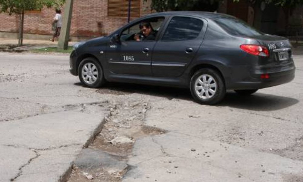 Un bache en una calle de Rivadavia ocasionó un accidente vial. Un bache en una calle de Rivadavia ocasionó un accidente vial.
