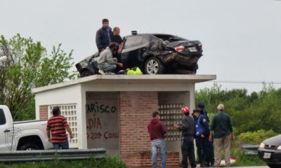 Insólito accidente en Entre Ríos: Un auto despistó y terminó arriba de una parada de colectivo.