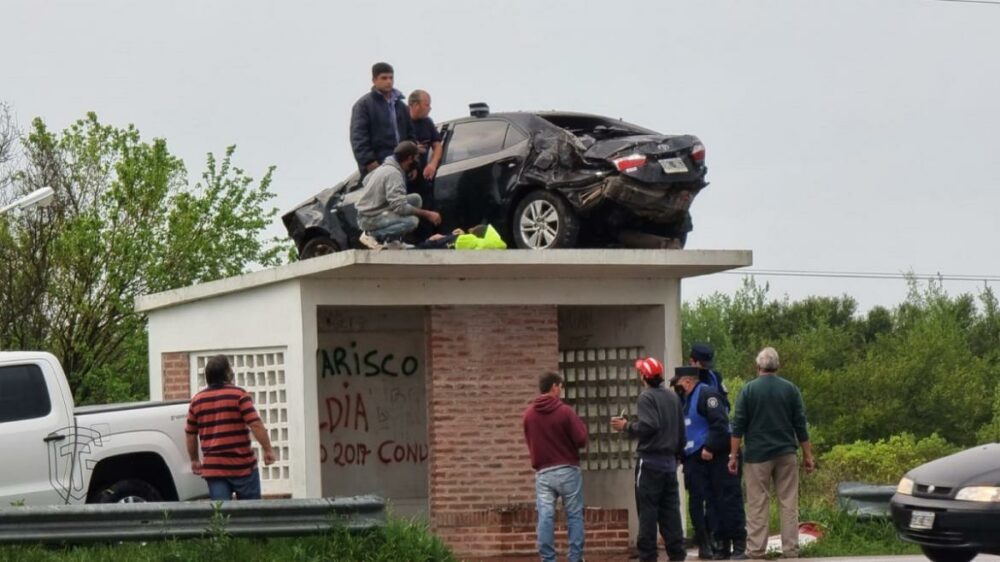 Insólito accidente en Entre Ríos: Un auto despistó y terminó arriba de una parada de colectivo. Insólito accidente en Entre Ríos: Un auto despistó y terminó arriba de una parada de colectivo.