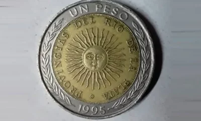Venden por 15 mil pesos monedas argentinas con un insólito error ortográfico.