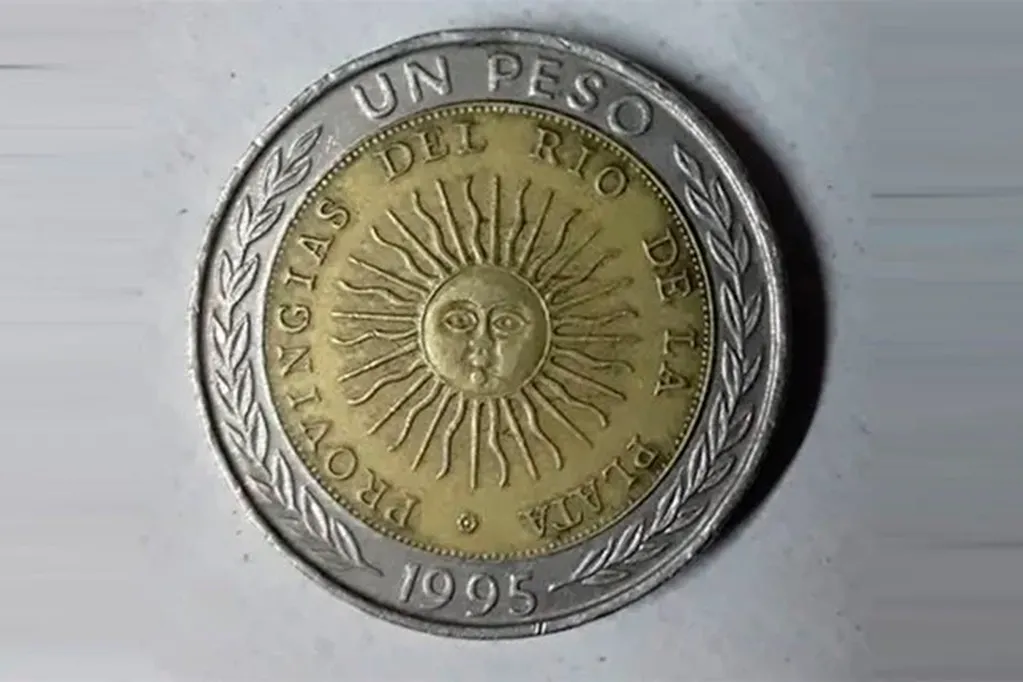 Venden por 15 mil pesos monedas argentinas con un insólito error ortográfico. Venden por 15 mil pesos monedas argentinas con un insólito error ortográfico.