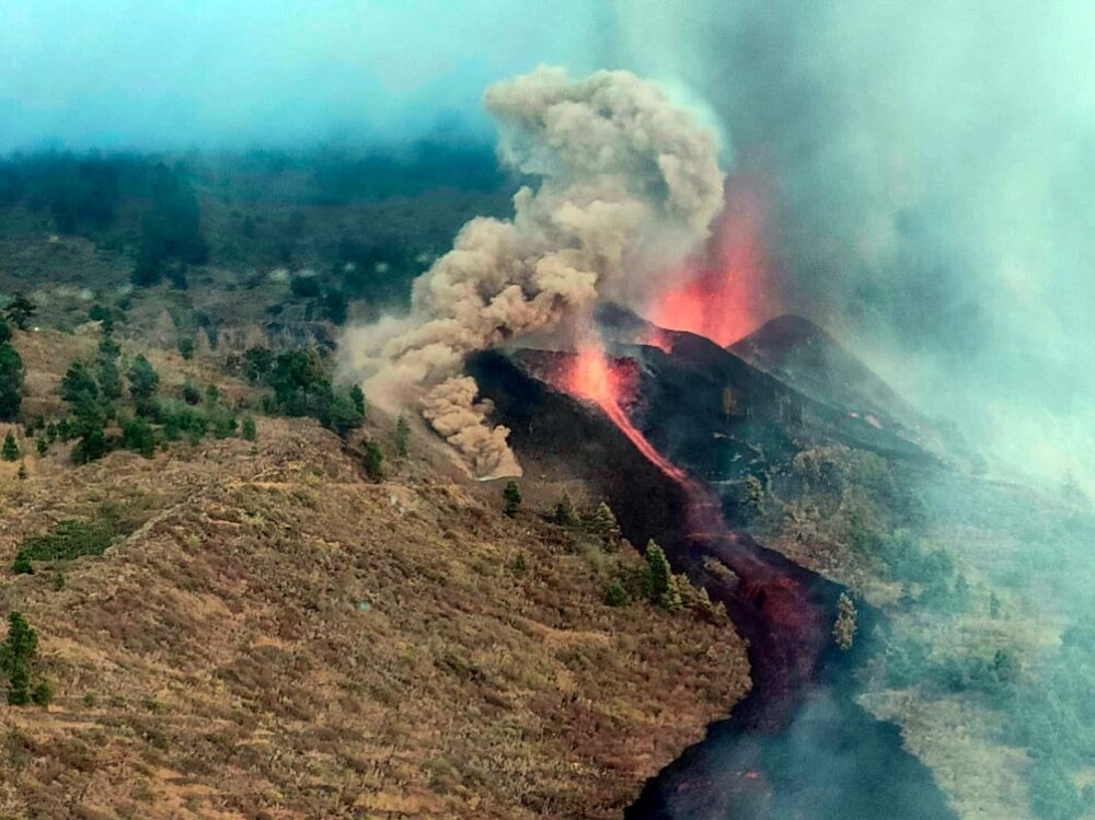 Alerta en España: Entró en erupción el volcán Cumbre Vieja en las Islas Canarias. Alerta en España: Entró en erupción el volcán Cumbre Vieja en las Islas Canarias.