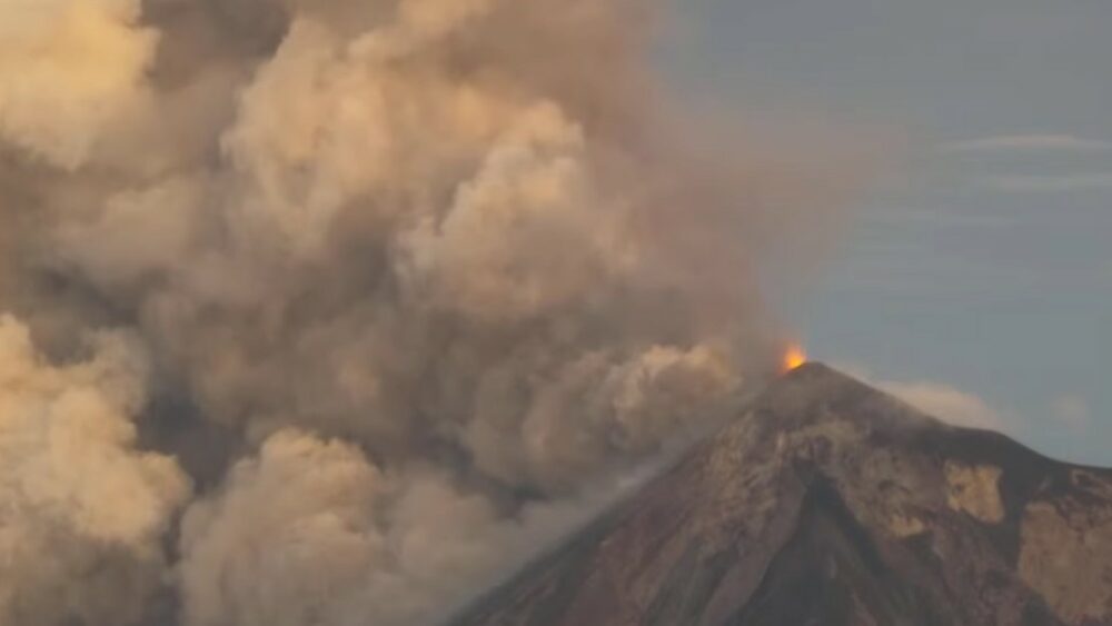 Guatemala: Alerta por la erupción del Volcán de Fuego, el más activo de Centroamérica. Guatemala: Alerta por la erupción del Volcán de Fuego, el más activo de Centroamérica.