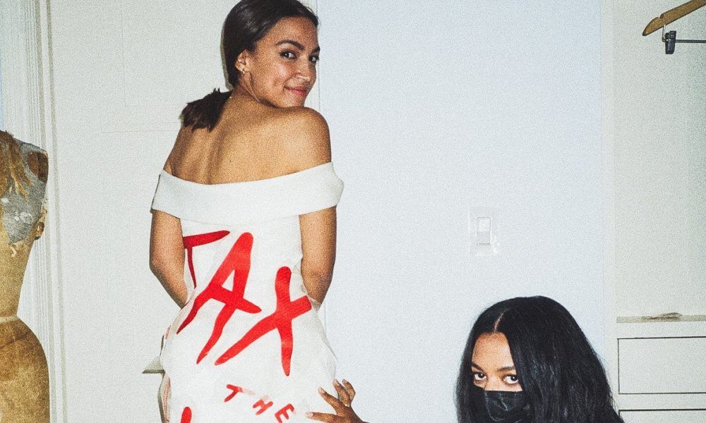 La congresista Alexandria Ocasio-Cortez genera polémica al lucir un vestido en el que pide cobrar más impuestos a los ricos. La congresista Alexandria Ocasio-Cortez genera polémica al lucir un vestido en el que pide cobrar más impuestos a los ricos.