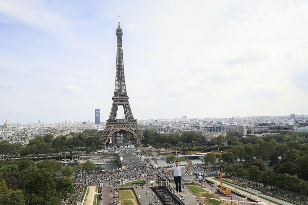 La increíble hazaña de un equilibrista en París que impresionó a todos. La increíble hazaña de un equilibrista en París que impresionó a todos.