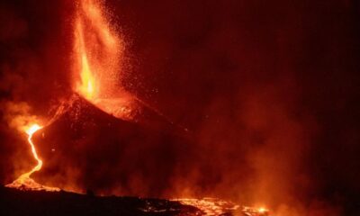 Islas Canarias: La lava del volcán Cumbre Vieja llegó al mar.