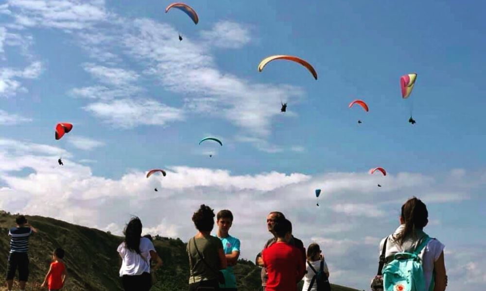 La práctica de parapente y ala delta se habilitó en zona del dique de Ullum. La práctica de parapente y ala delta se habilitó en zona del dique de Ullum.