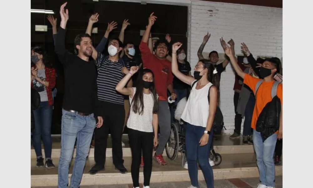 El Frente Universitario ganó la conducción de la Federación Universitaria de San Juan. El Frente Universitario ganó la conducción de la Federación Universitaria de San Juan.