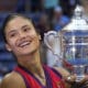 La británica Raducanu de 18 años rompe récords al ganar el Abierto de Tenis de EEUU.