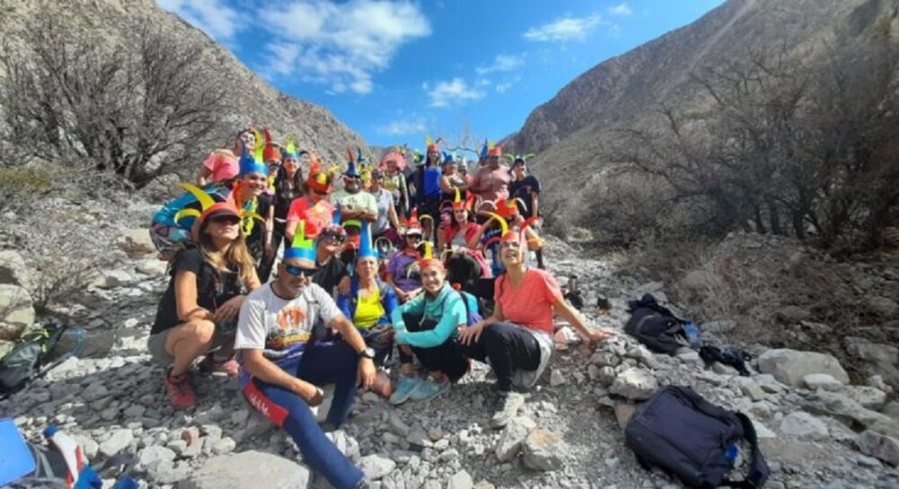 Trekking de primavera (con baile) en el corazón del cerro Parkinson. Trekking de primavera (con baile) en el corazón del cerro Parkinson.