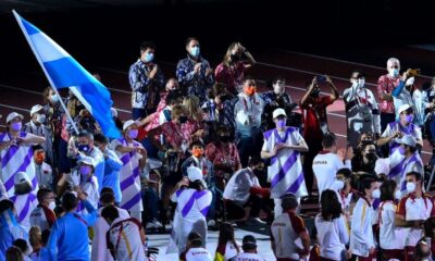 El goleador de Los Murciélagos fue el abanderado de Argentina en la ceremonia de clausura.