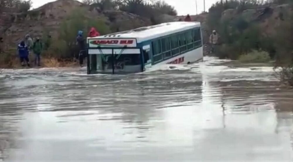 En Sarmiento un colectivo quedó atrapado al intentar cruzar un badén afectado por la crecida. En Sarmiento un colectivo quedó atrapado al intentar cruzar un badén afectado por la crecida.
