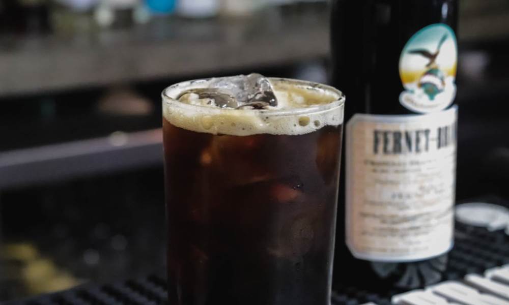 Mendoza: Denuncian a estafadores que venden fernet adulterado con agua y tinta. Mendoza: Denuncian a estafadores que venden fernet adulterado con agua y tinta.