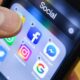 Las redes sociales son el medio de información más elegido por argentinos/as.