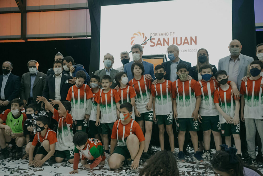 Club Sarmiento: Inauguró la pista techada para la práctica de hockey sobre patines. Club Sarmiento: Inauguró la pista techada para la práctica de hockey sobre patines.
