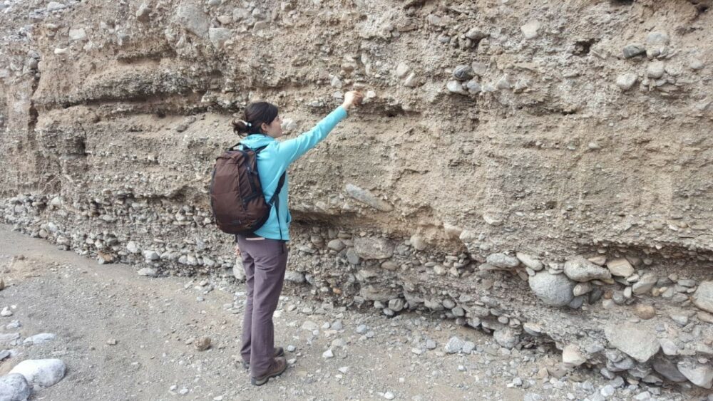 Premian una tesis de posgrado relacionada a la geología y geofísica aplicadas el ambiente. Premian una tesis de posgrado relacionada a la geología y geofísica aplicadas el ambiente.
