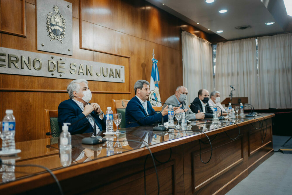 Uñac se reunió con productores y regantes para elaborar un plan de acción frente a la crisis hídrica. Uñac se reunió con productores y regantes para elaborar un plan de acción frente a la crisis hídrica.