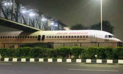 India: Un avión se quedó atascado debajo de un puente peatonal y se volvió viral.