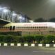 India: Un avión se quedó atascado debajo de un puente peatonal y se volvió viral.